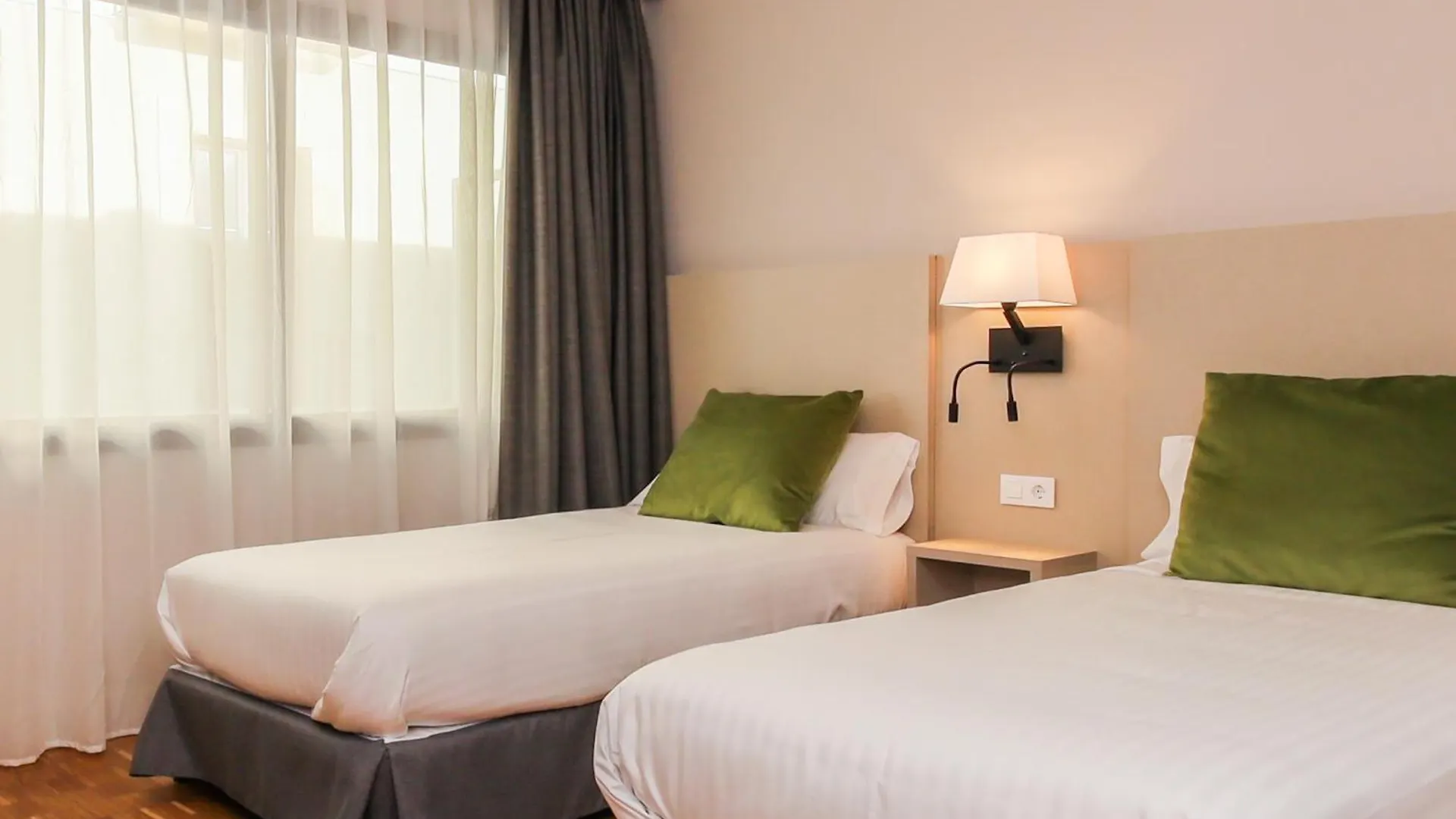 Hotel Lauria Tarragona 3*,